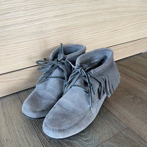 Minnetonka Women's Bootie Grey Suede Lace Up